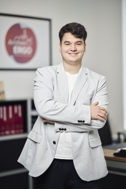 Mitarbeiterportrait im Büro 7